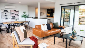 Amazing view Architech Home 8Minutes to Hobart CBD, Hobart